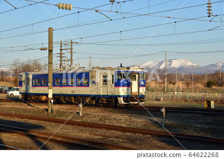 春天，拍攝北海道Tom小牧市JR ako小牧站出發的普通火車的早晨景色。 64622268