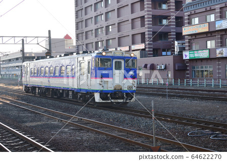 In the spring, take a picture of the morning scenery of an ordinary train departing and arriving at JR Tomakomai Station in Tomakomai City, Hokkaido 64622270