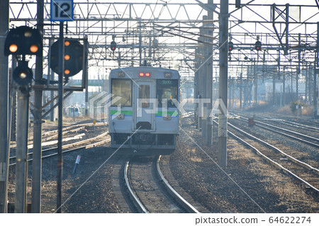 春天，拍攝北海道Tom小牧市JR ako小牧站出發的普通火車的早晨景色。 64622274