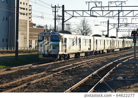 春天，拍攝北海道Tom小牧市JR ako小牧站出發的普通火車的早晨景色。 64622277