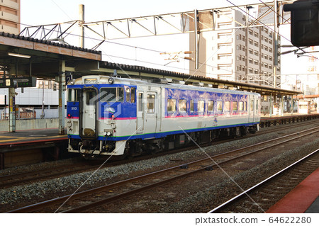 春天,拍攝北海道Tom小牧市JR ako小牧站出發的普通火車的早晨景色。 春天,拍攝北海道Tom小牧市JR ako小牧站出發的普通火車的早晨景色。 64622280