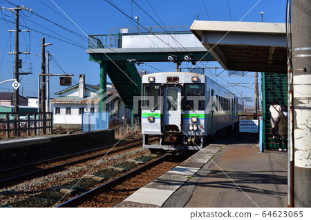 拍攝春季開往北海道Tom小牧市JR伊藤站的普通火車的風景 64623065