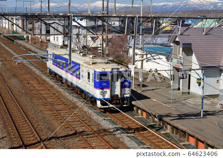 在春天拍攝北海道ako小牧市的JR西木岡站出發到達的普通列車的風景 64623406