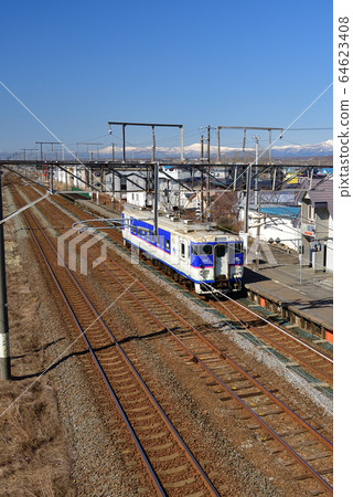 在春天拍攝北海道ako小牧市的JR西木岡站出發到達的普通列車的風景 64623408