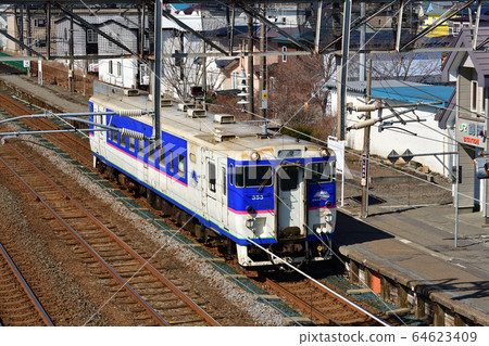 在春天拍攝北海道ako小牧市的JR西木岡站出發到達的普通列車的風景 64623409