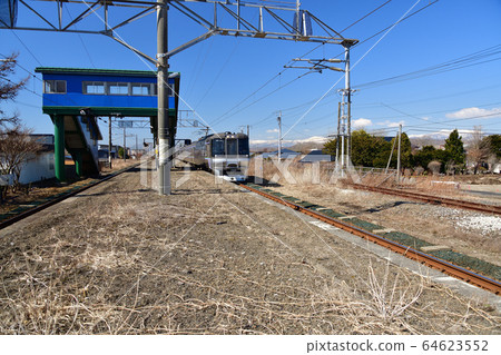 春天拍攝北海道白老町JR沙大站的風景 64623552