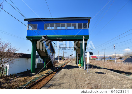 春天拍攝北海道白老町JR沙大站的風景 64623554