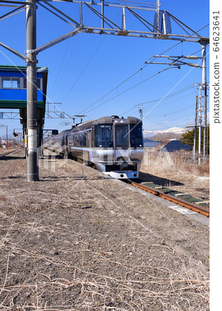 春季拍攝經過北海道JR沙帶站的特快鈴蘭的景色 64623641