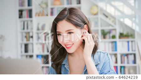 student use wireless earbuds 64624219
