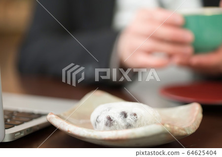女性遠程工作回家 64625404