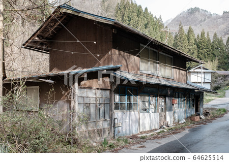 Abandoned house 64625514