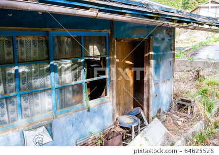 Abandoned house 64625528
