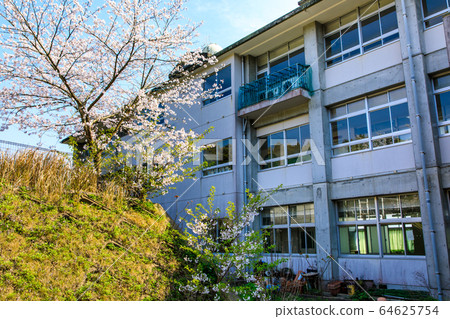 Sasebo City Tawara Elementary School closed, historical record [Sasebo City, Nagasaki Prefecture] 64625754