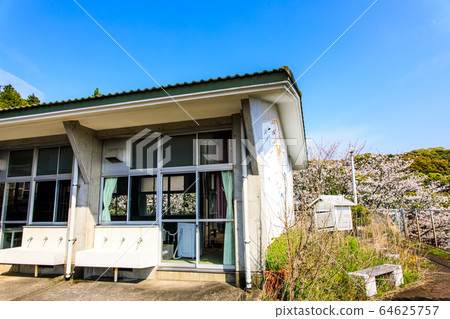 Sasebo City Tawara Elementary School closed, historical record [Sasebo City, Nagasaki Prefecture] 64625757