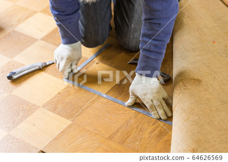 木匠用錢測量地板材料 64626569