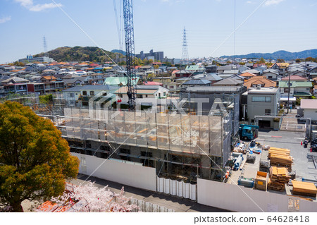 Construction site and cherry blossoms 64628418