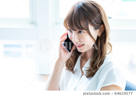 A young woman working 64629577