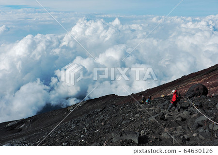 View of the sea of clouds from near the top of Mt.Fuji 64630126
