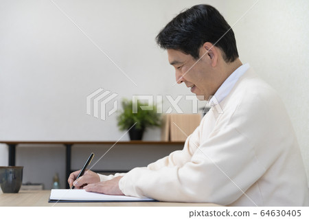 一個成熟的男人,寫在筆記本上的側面 一個成熟的男人,寫在筆記本上的側面 64630405