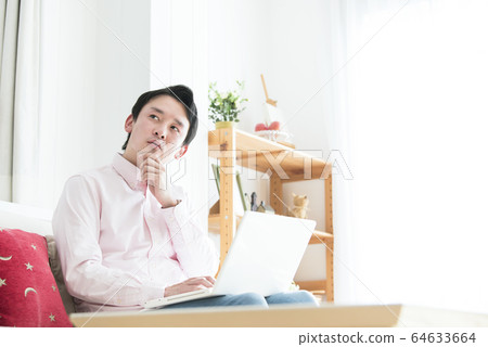 遠程辦公男性電腦 64633664