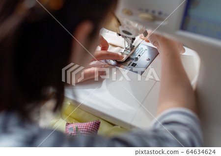 使用縫紉機的手工女工 64634624