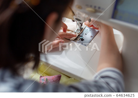 使用縫紉機的手工女工 64634625