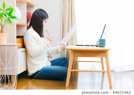女人在家檢查文件副本空間 女人在家檢查文件副本空間 64635462