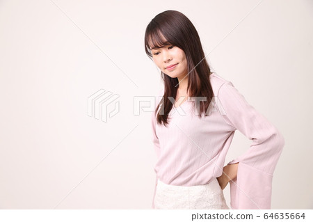 A woman who feels strange on her waist 64635664