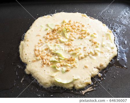 在熱板上的御好燒 64636007