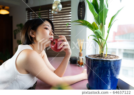 蘋果女肖像 64637122