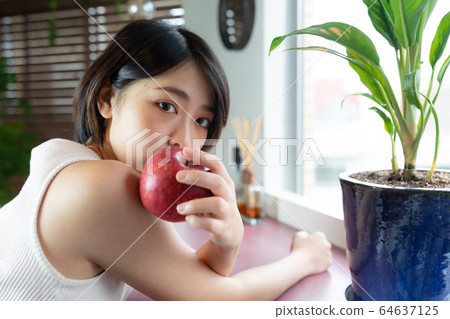 蘋果女肖像 64637125