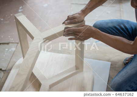 Using sandpaper scrub plank wood for making table, 64637162