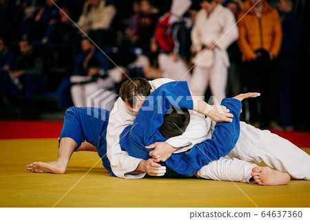 fight two judokas 64637360