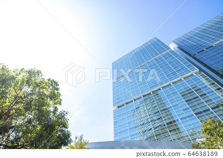 看摩天大樓的辦公室鎮的風景 64638189