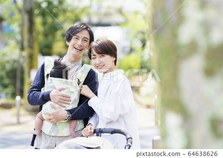 父母和他們三個月大的嬰兒一起散步 父母和他們三個月大的嬰兒一起散步 64638626