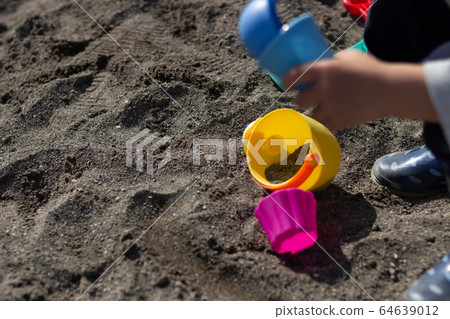 Playing in the sand Playing in the sand 64639012