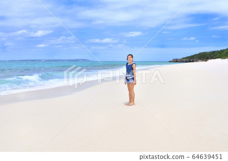 Girl laughing on the beach (Okinawa Miyakojima Nagamahama) 64639451
