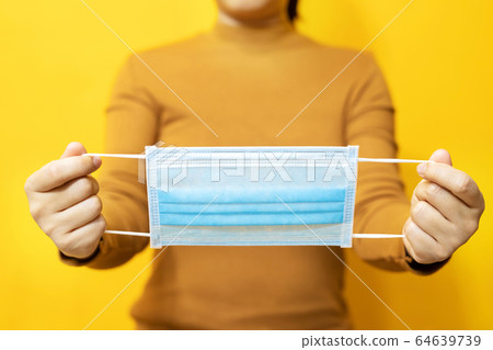 Everyone must wear a respirator before leaving the house Everyone must wear a respirator before leaving the house 64639739