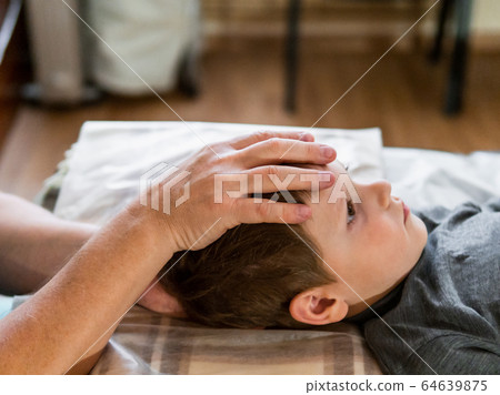 Osteopathy treatment for a child 64639875