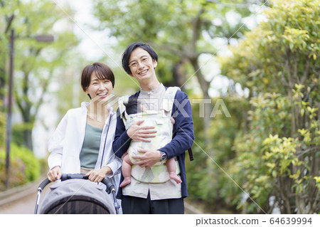 家庭及兒童戴著口罩和外出 64639994