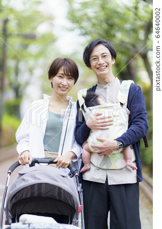 家庭及兒童戴著口罩和外出 64640002