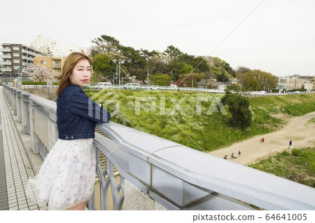 一個女人在多摩河上漫步 一個女人在多摩河上漫步 64641005