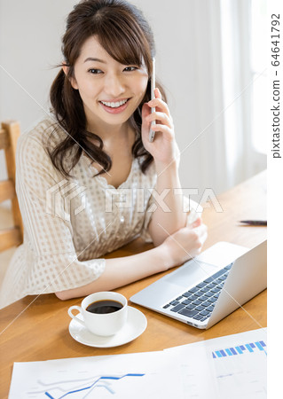 女性商務家庭工作 女性商務家庭工作 64641792