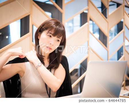 Women who worry about stiff shoulders Women who worry about stiff shoulders 64644785