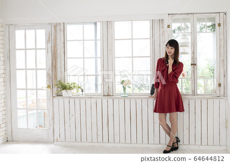 站在窗戶旁邊一個年輕女子的畫像 站在窗戶旁邊一個年輕女子的畫像 64644812