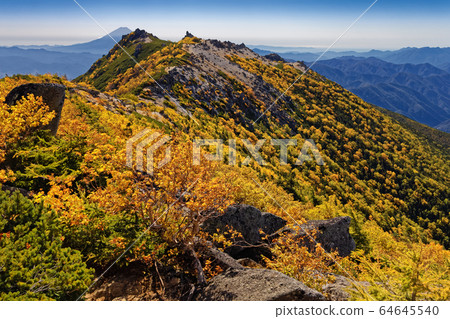 從南阿爾卑斯山,鳳凰山山,觀音嶽山脊線看到的富士山和藥師岳的岩峰 從南阿爾卑斯山,鳳凰山山,觀音嶽山脊線看到的富士山和藥師岳的岩峰 64645540