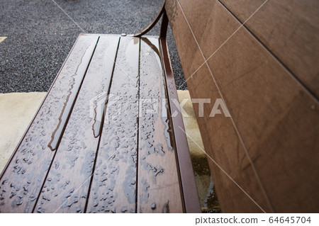 雨中的長凳濕:雨季圖像 雨中的長凳濕:雨季圖像 64645704
