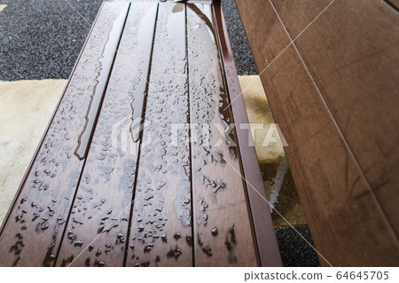 雨中的長凳濕:雨季圖像 雨中的長凳濕:雨季圖像 64645705