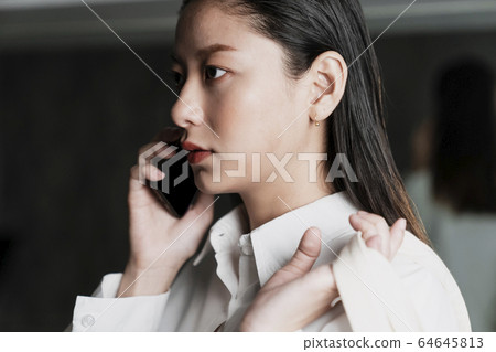 Phone talking. 64645813