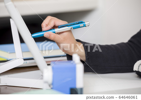 小學女孩在家學習平板電腦的在線學習電子學習形象 小學女孩在家學習平板電腦的在線學習電子學習形象 64646061